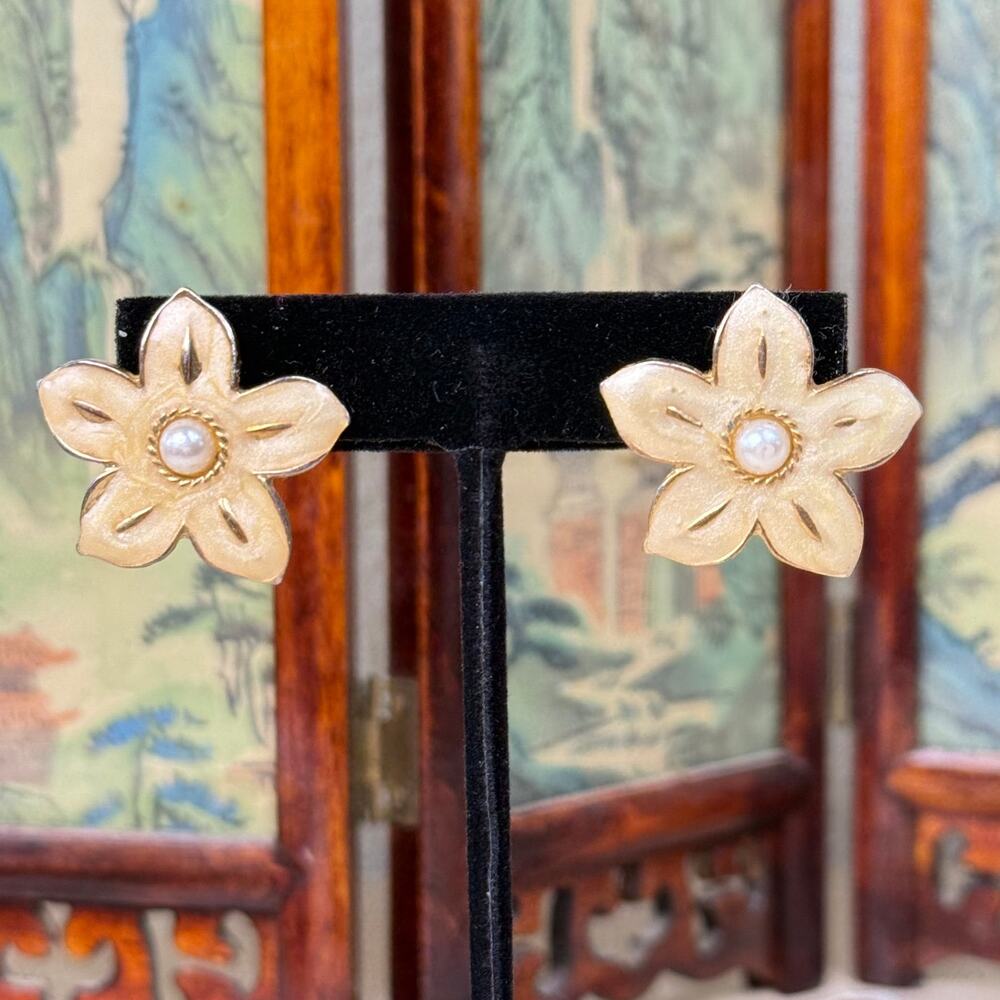 Vintage 80s 90s Faux Pearl Enamel Cream Flower Post Earrings Femme Coquette